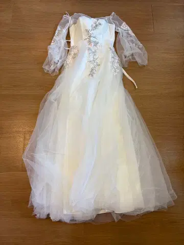 새상품급! 플라워 자수 시스루 소매 웨딩 드레스