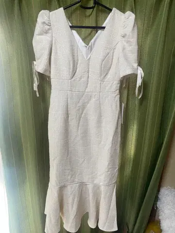 아이보리 V넥 플레어 드레스