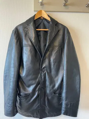 블랙 가죽 자켓 버튼 포함