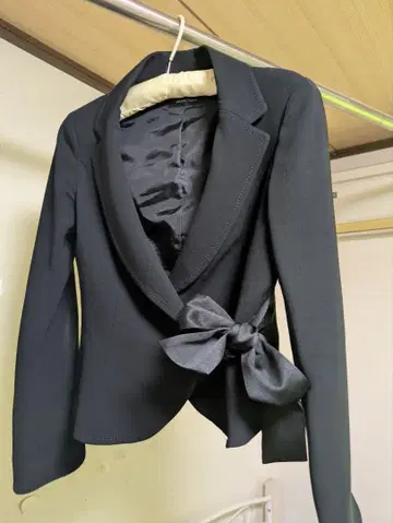 리본 포함 블랙 테일러드 자켓