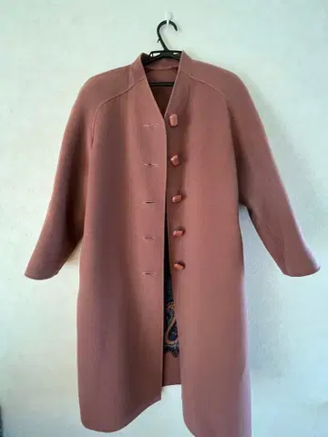 페이즐리 무늬 안감의 핑크 롱 코트