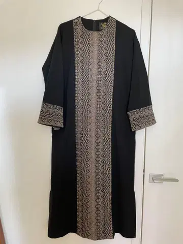 블랙 자수 장식 긴팔 원피스