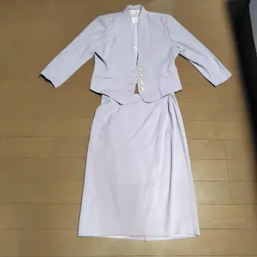 연보라 셋업 자켓과 스커트