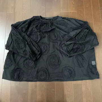 TOWAVASE 블랙 꽃무늬 긴팔 상의