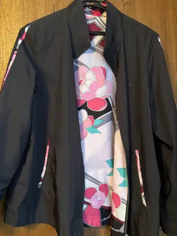 꽃무늬 디자인의 블랙 점퍼