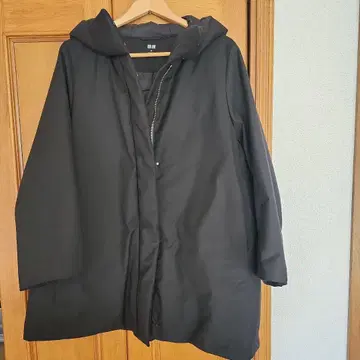 유니클로 후드 부착 블랙 다운 자켓