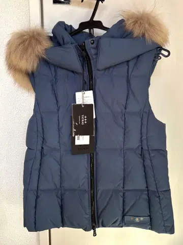 [미사용 새상품] TATRAS 퍼 달린 파랑 다운 베스트 사이즈 01