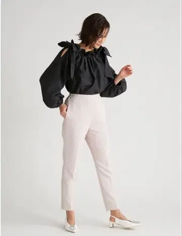 CELFORD 숄더 리본 개더 블라우스