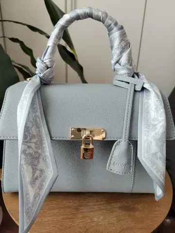 SHINDEL 라이트 블루 핸드백 스카프 포함