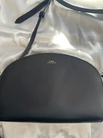 APC 아페세 하프문백 숄더백