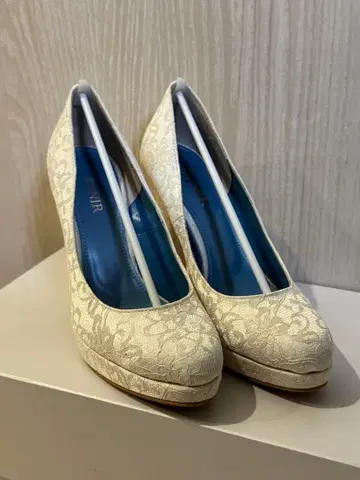 레이스 소재의 화이트 12cm 힐 펌프스 22cm