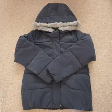 다크 그레이 후드 부착 다운 자켓