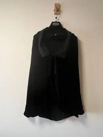 [ 새상품 ] Giorgio Armani 블랙 벨벳 망토