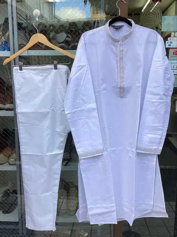 화이트 캐주얼 상의와 팬츠 세트