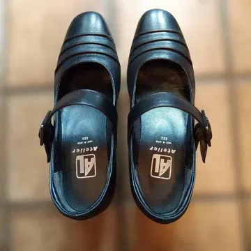 블랙 가죽 스트랩 펌프스 낮은 힐