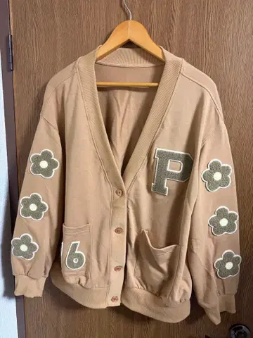 플라워 패치 V넥 가디건 베이지 PA240801