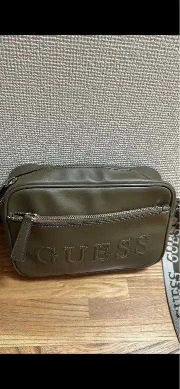 GUESS 올리브 숄더백