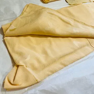 크림색 나비 무늬 코몬