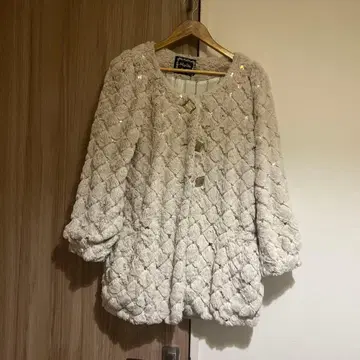 화이트 퍼 자켓 버튼 포함