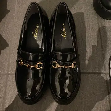 에나멜 블랙 로퍼 골드 체인