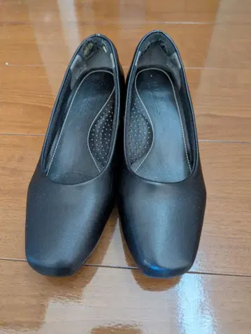 블랙 합성 피혁 펌프스 낮은 힐