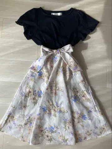 허리 리본 부착 소매 끝 멜로 리브 티셔츠 x 플라워 프린트 도킹 원피스