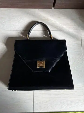 카란다쉬 고급 블랙 가죽 핸드백