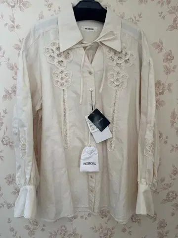 INGEBORG 아이보리 자수 긴팔 블라우스 택 포함 새상품