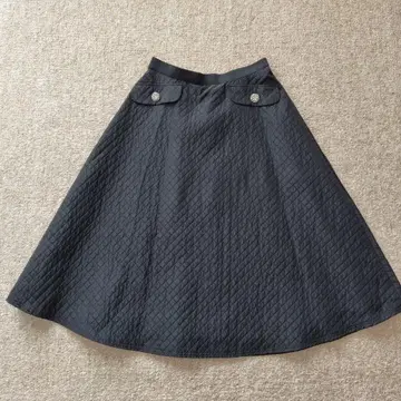 엠즈 그레이시 블랙 퀼팅 플레어 스커트