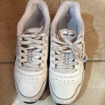 Reebok 화이트 스니커즈 26cm