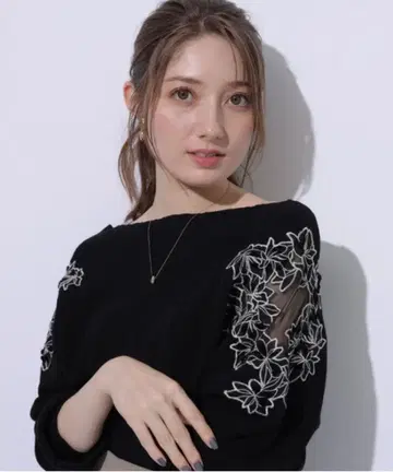 [ 새상품급 ] 아푸와이저 리셰 자수 오프넥 니트