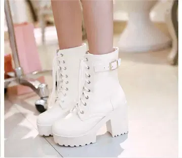 화이트 레이스업 통굽 부츠