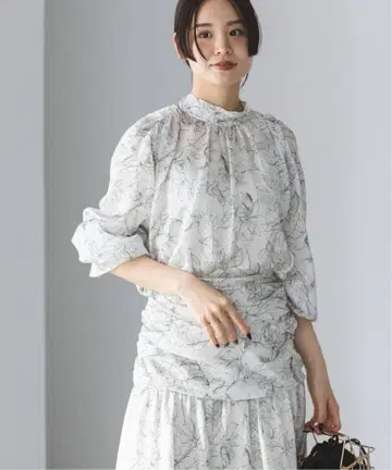 NOBLE 노블 마블 플라워 개더 보타이 블라우스