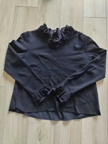 프릴이 달린 블랙 긴팔 스웨터 사이즈 40