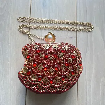 비쥬가 달린 빨간색 파티 백