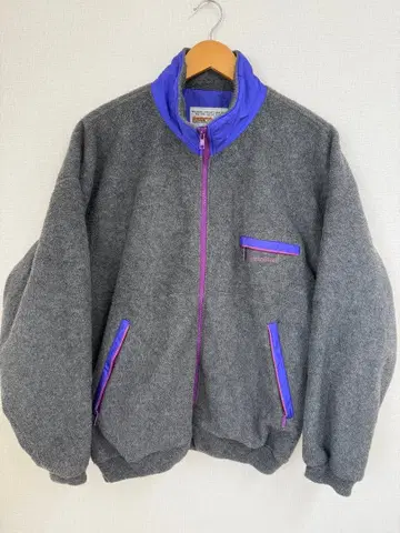 그레이와 보라색 플리스 자켓
