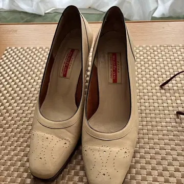 베이지 가죽 펌프스 중간 힐 23cm 마드라스