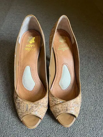 페페 하이힐 펌프스