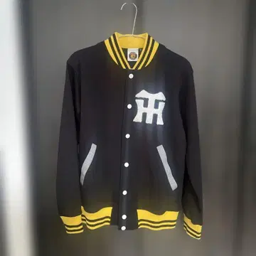 Tigers 바시티 자켓 블랙과 옐로우 컬러의 그라데이션