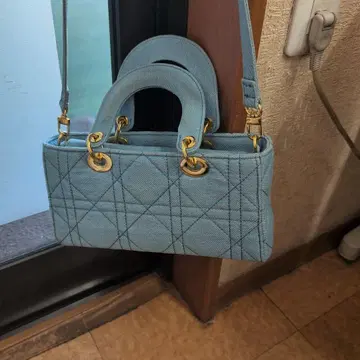 라이트 블루 퀼팅 숄더백