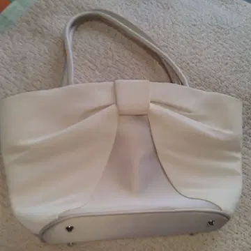 리본 포함 화이트 핸드백