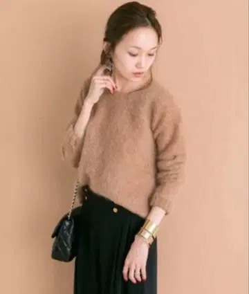 베이지 모헤어 혼방 니트 긴팔