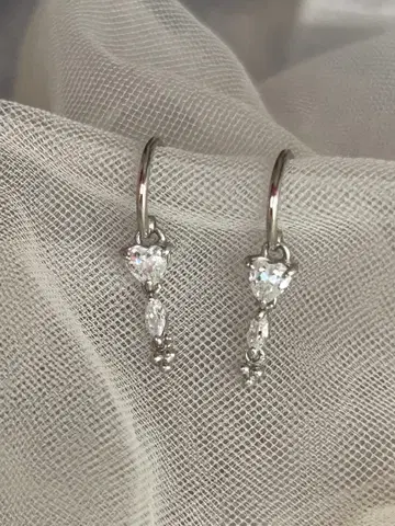 [ 테이크업 ] 하트형 크리스탈 귀걸이 화이트 골드