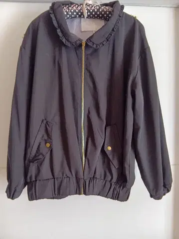 LIZ LISA 블랙 점퍼 프릴 달린 옷깃 리즈리사