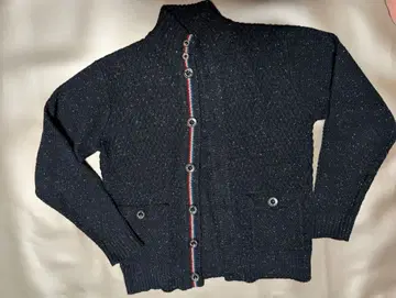 네이비 버튼 하이넥 니트