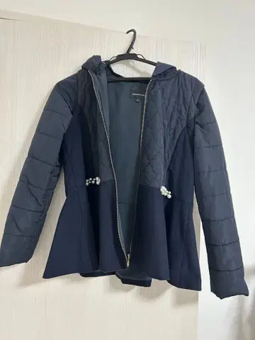 QUEENS COURT 네이비 후드 부착 다운 자켓