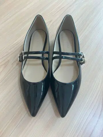 TRIBECA 블랙 메리제인 더블 스트랩 포인트 펌프스