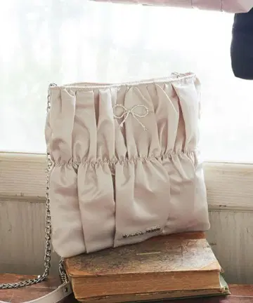 Maison de FLEUR 비쥬 리본 개더 숄더백 아이보리