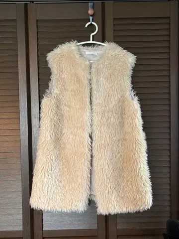 Miry Decera 크림색 퍼 베스트