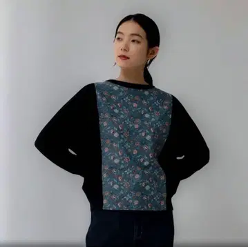 아두이트리스테스 리버티 블랙 절개 니트